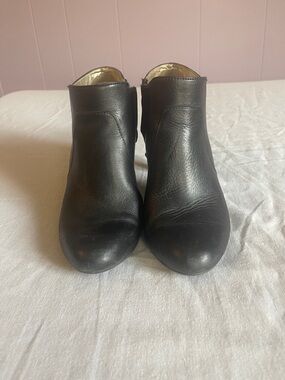 Bandolino Black Leather Ankle Booties with Side Zip